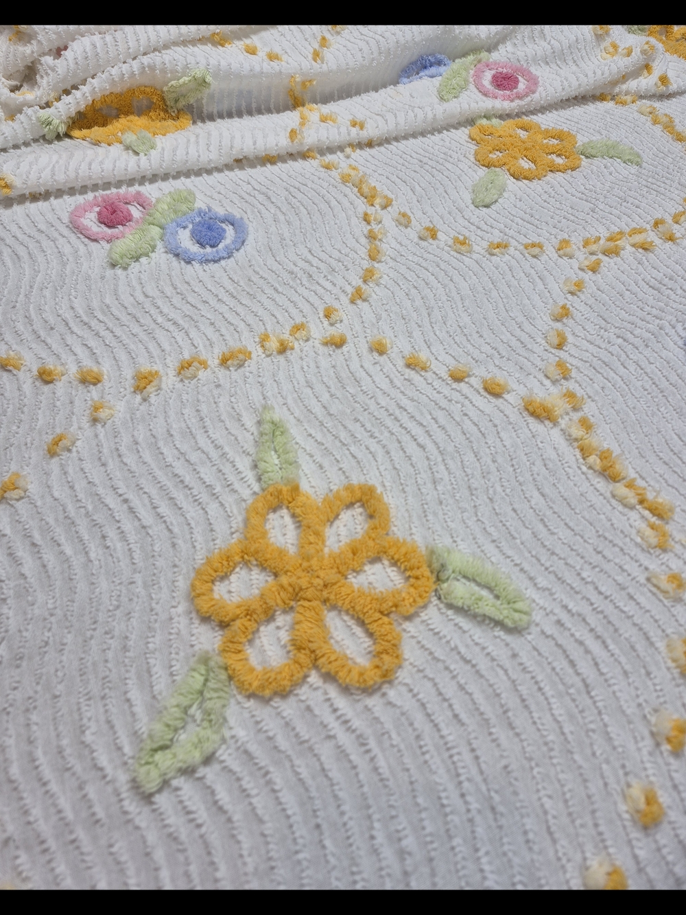 Vintage White Tufted Chenille Bedspread - Picture 4 of 5